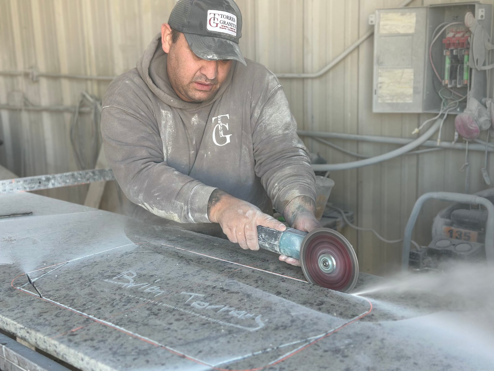 Fabricación de piedra en el taller de Torres Granite