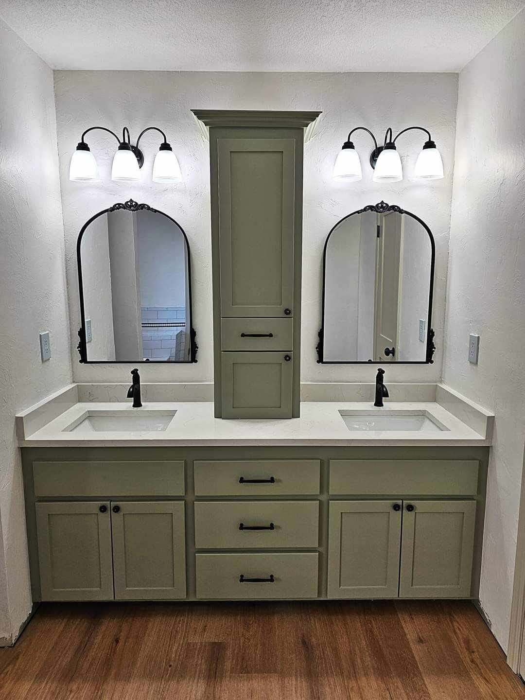 Vanity de baño con encimera de piedra por Torres Granite